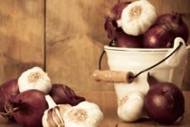 Ένα κουτάλι μπορεί να διώξει την μυρωδιά του σκόρδου και του κρεμμυδιού!