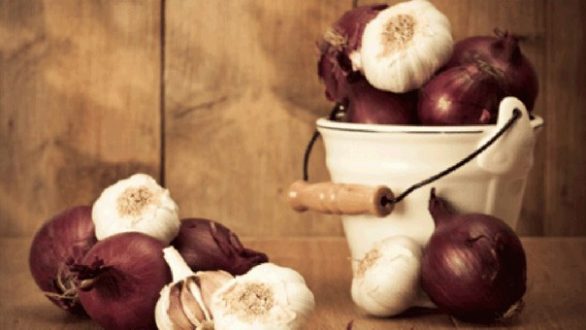 Ένα κουτάλι μπορεί να διώξει την μυρωδιά του σκόρδου και του κρεμμυδιού!