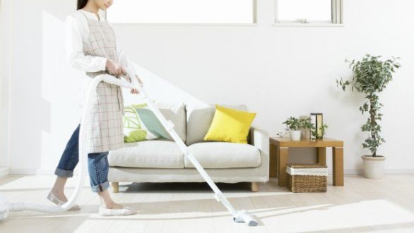Τρεις συμβουλές για να καθαρίσετε σωστά τον καναπέ σας