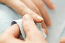 Να πώς θα Διώξετε την Κιτρινίλα του Καπνίσματος από τα Δάχτυλά σας!