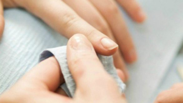 Να πώς θα Διώξετε την Κιτρινίλα του Καπνίσματος από τα Δάχτυλά σας!