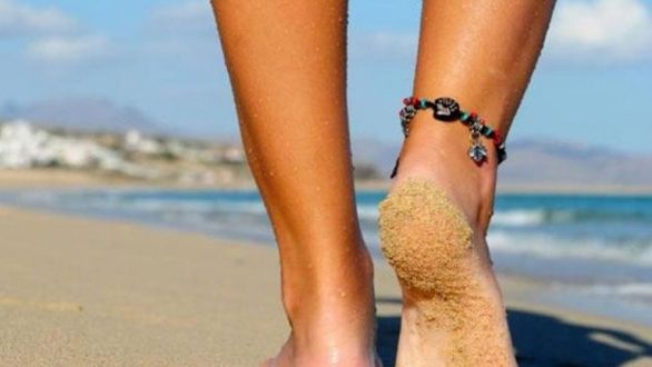 Σκασμένες φτέρνες: Τρεις σπιτικές συνταγές για άμεση αντιμετώπιση