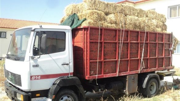 Μετέφερε μετανάστες κρυμμένους σε δέματα με άχυρο