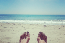 Πώς να αφαιρείτε πανεύκολα την άμμο από τα πόδια