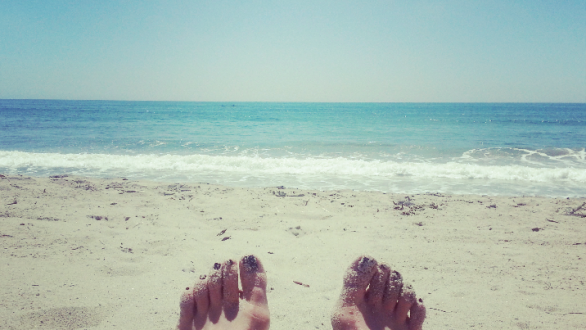 Πώς να αφαιρείτε πανεύκολα την άμμο από τα πόδια