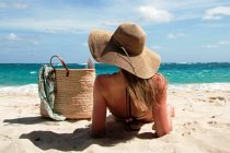 Aυτά είναι τα 5 πράγματα που δεν πρέπει να λείπουν ποτέ από την τσάντα σας στις καλοκαιρινές διακοπές