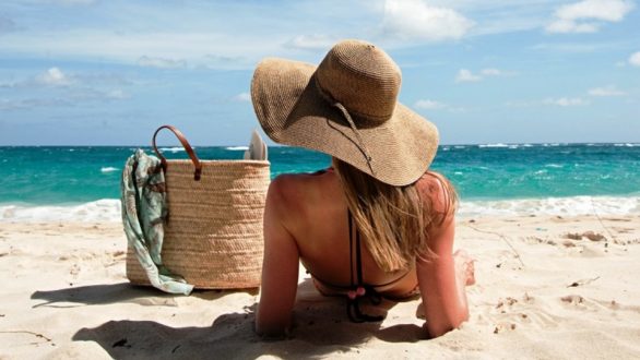 Aυτά είναι τα 5 πράγματα που δεν πρέπει να λείπουν ποτέ από την τσάντα σας στις καλοκαιρινές διακοπές
