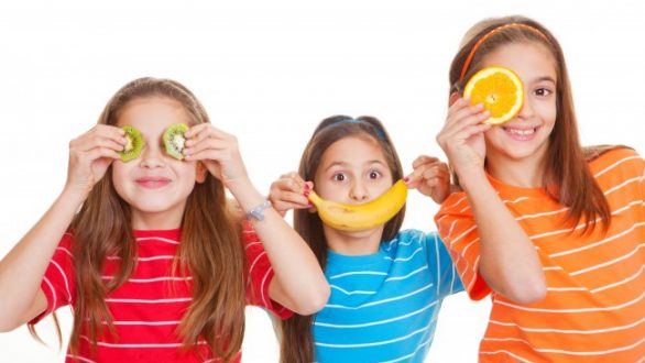 Tρόποι για να φέρουμε τα παιδιά πιο κοντά στα φρούτα