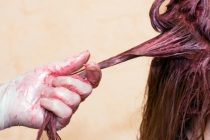 Πώς να βγάλω τη βαφή μαλλιών από τις πετσέτες και τα ρούχα μου