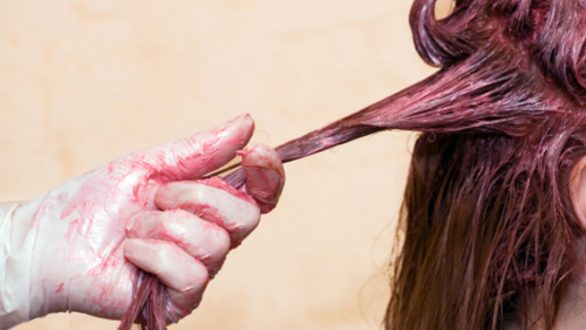 Πώς να βγάλω τη βαφή μαλλιών από τις πετσέτες και τα ρούχα μου