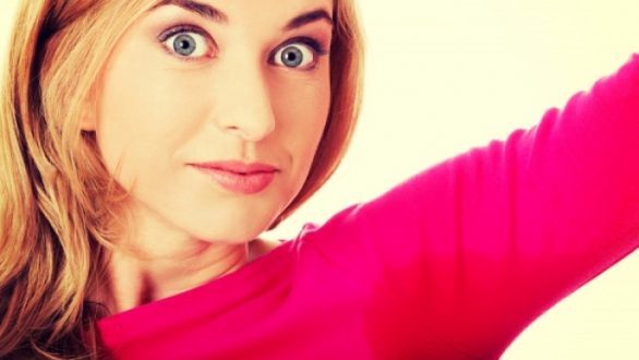 Πως να βγάλεις εύκολα το λεκέ από αποσμητικό απ’ τα ρούχα σου!