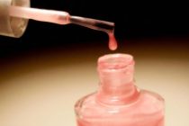 Μια οικονομική λύση για να καθαρίσεις τον λεκέ από βερνίκι από τα ρούχα σου!