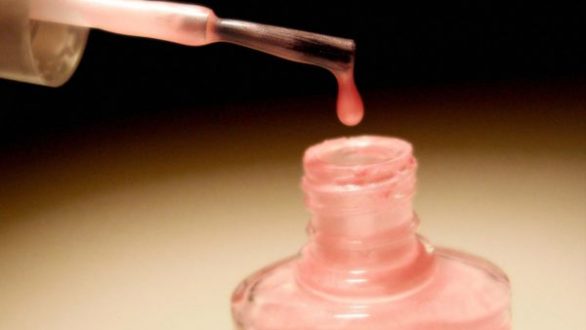 Μια οικονομική λύση για να καθαρίσεις τον λεκέ από βερνίκι από τα ρούχα σου!