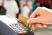 Πλαστικό χρήμα παντού – Ολες οι συναλλαγές με κάρτες υποχρεωτικά
