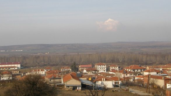 Παράσταση διαμαρτυρίας στα Δίκαια- Θέλουν να μεταφέρουν τον ιερέα της ενορίας στα Κόμαρα 