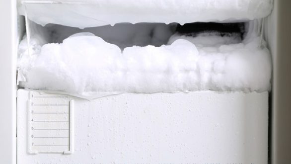 Πώς να καθαρίσετε τον πάγο από την κατάψυξη