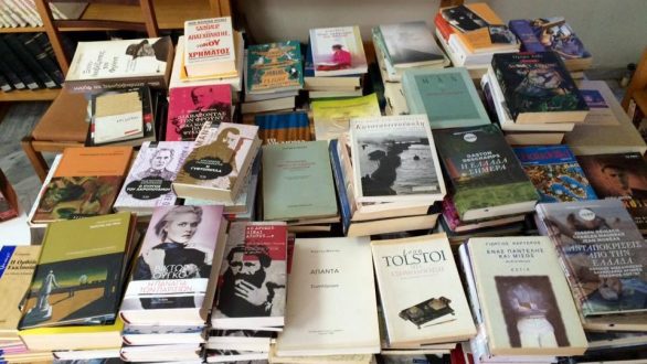 Δωρεά βιβλίων Απόστολου Τσακπίνη στο Τυχερό