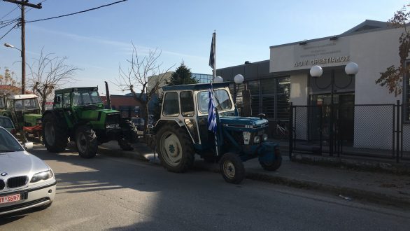 Έκλεισαν την ΔΟΥ Ορεστιάδας οι αγρότες