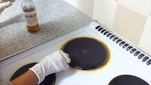 Πως να καθαρισέτε τα εμαγιέ μάτια κουζίνας