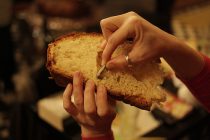 Γιατί βάζουμε ένα φλουρί μέσα στη βασιλόπιτα;