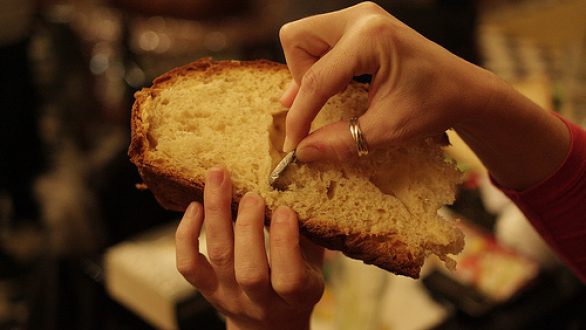 Γιατί βάζουμε ένα φλουρί μέσα στη βασιλόπιτα;