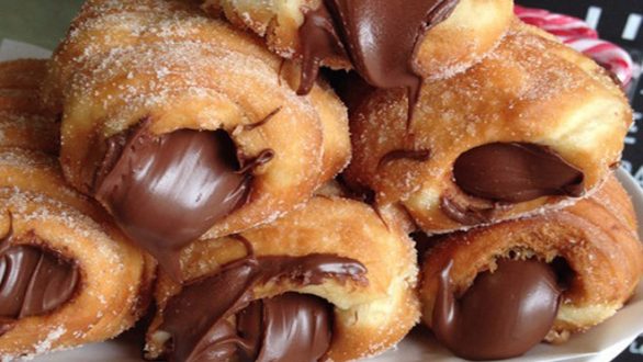 Λουκουμάδες γεμιστοί με σοκολάτα