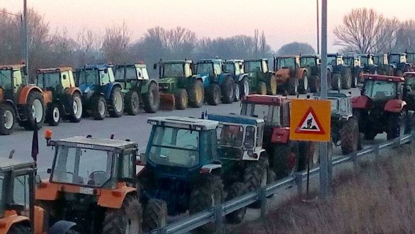 Με τα τρακτέρ στους δρόμους οι αγρότες του Έβρου – Που υπάρχουν μπλόκα σε όλο τον Νομό