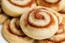 Ρολά κανέλας με φύλλο σφολιάτας