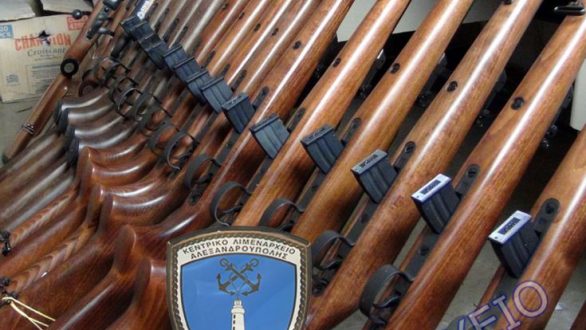 Το δελτίο τύπου και ο οπλισμός που βρέθηκε στα δύο οχήματα στην Αλεξανδρούπολη