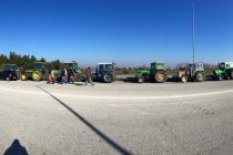 Παραμένουν τα μπλόκα των αγροτών στον Έβρο