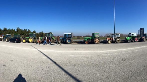 Παραμένουν τα μπλόκα των αγροτών στον Έβρο