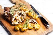Αρνίσιο μπούτι γεμιστό με πατάτες φούρνου