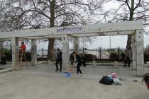 Εθελοντικός καθαρισμός των μαρμάρων της Πλατείας Φάρου