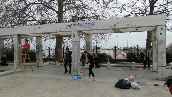 Εθελοντικός καθαρισμός των μαρμάρων της Πλατείας Φάρου