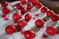 Tips για τέλεια κόκκινα πασχαλινά αυγά