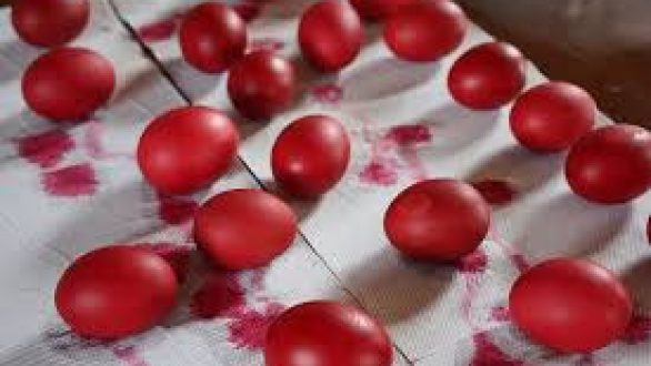 Γιατί βάφουμε κόκκινα αυγά τη Μεγάλη Πέμπτη;