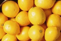 Ο λόγος που θα σας κάνει να μην ξαναπετάξετε τις φλούδες από λεμόνια