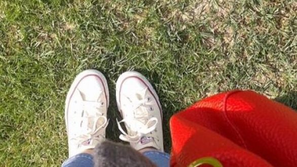 Κάντε τις άσπρες σόλες των παπουτσιών να αστράψουν