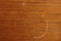 Αφαιρέστε εύκολα τους λεκέδες από νερό στο ξύλο