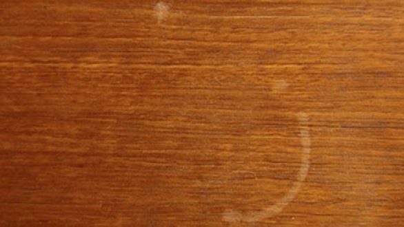 Αφαιρέστε εύκολα τους λεκέδες από νερό στο ξύλο