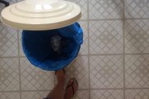 Πώς να διώξετε τις άσχημες μυρωδιές από τον κάδο των σκουπιδιών