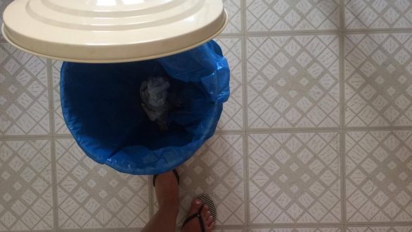 Πώς να διώξετε τις άσχημες μυρωδιές από τον κάδο των σκουπιδιών