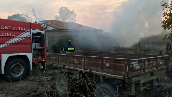 Φωτιά σε αποθήκη στον Πύργο