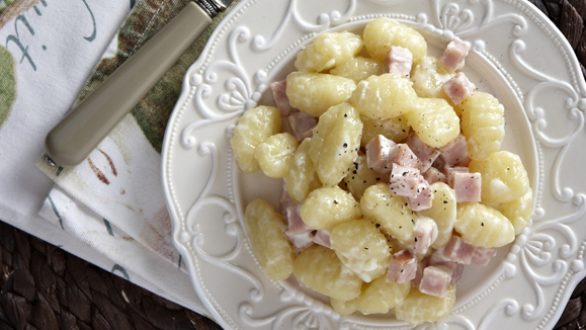 Ζεστή σαλάτα με νιόκι και μυρωδικά