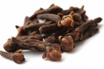 Αντί για ναφθαλίνη βάλτε γαρύφαλλο