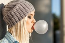 Πώς να βγάλετε την κολλημένη τσίχλα από τα ρούχα