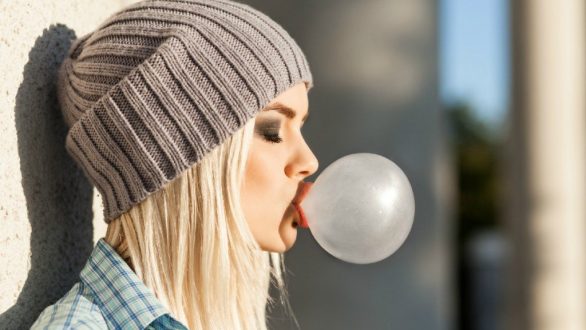 Πώς να βγάλετε την κολλημένη τσίχλα από τα ρούχα