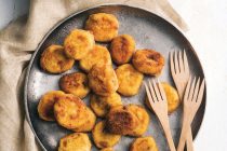 Πατατοκεφτέδες με σαλάμι