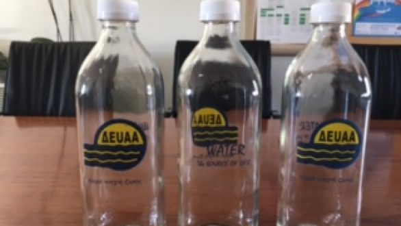 Γυάλινες φιάλες νερού της Δ.Ε.Υ.Α.Α. στα μαγαζιά της Αλεξανδρούπολης