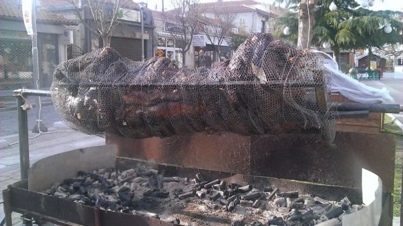 Μόσχος στη σούβλα στις Φέρες